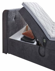 Boxbett ATHEN mit Motor, seitliche Perspektive, geöffnet mit Stauraum und Fernbedienung