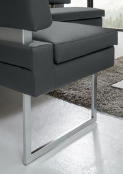 Detailansicht einer modernen Eckbank mit grauem Polster und Metallgestell.