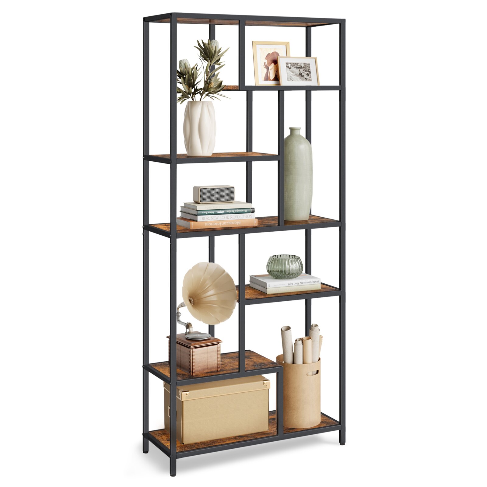 Modernes Standregal im Industrial-Design mit schwarzem Metallrahmen und Holzoptik-Böden, dekoriert mit Vasen, Büchern und Bilderrahmen, freigestellt vor weißem Hintergrund Perspektive: frontale Ansicht mit leichter Schrägansicht.