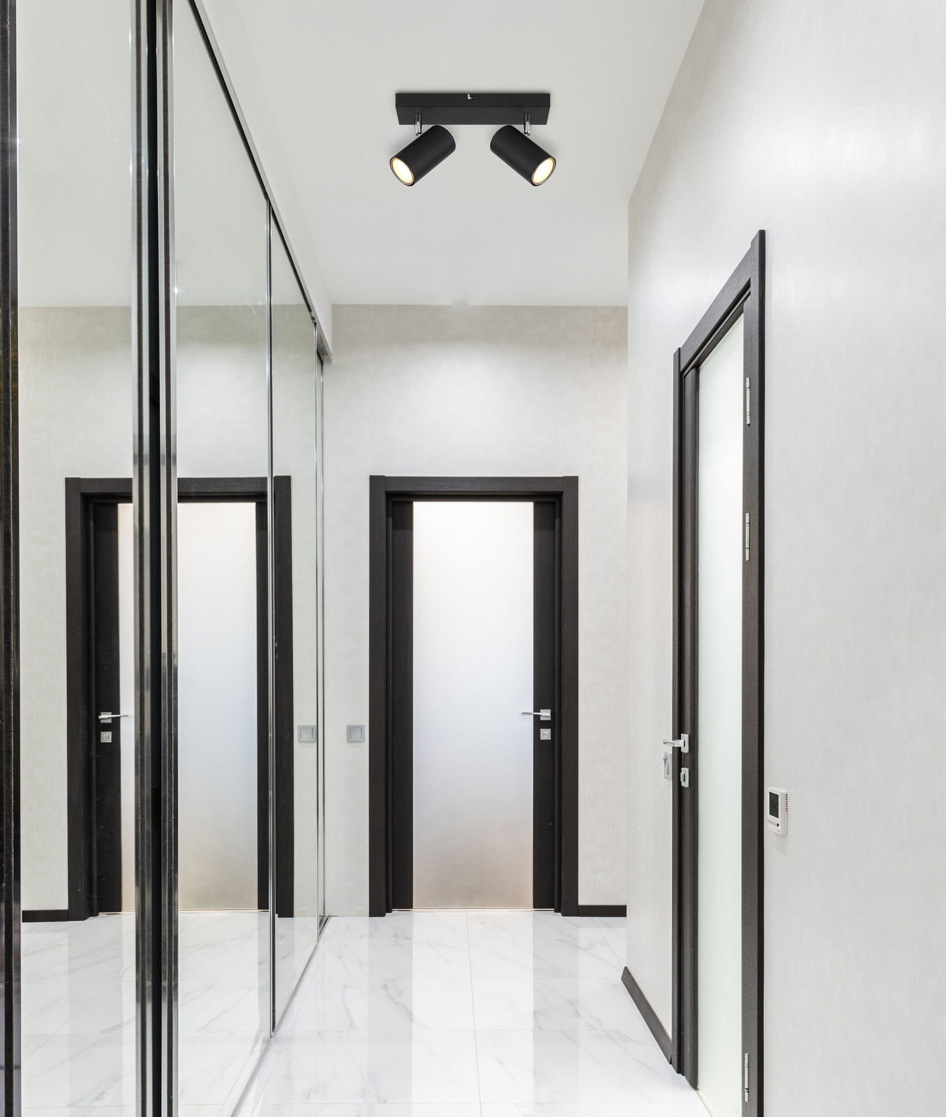 Globo Lighting Strahler ROBBY Deckenstrahler mit zwei schwarzen Leuchten in einem modernen Flur, Perspektive von unten.