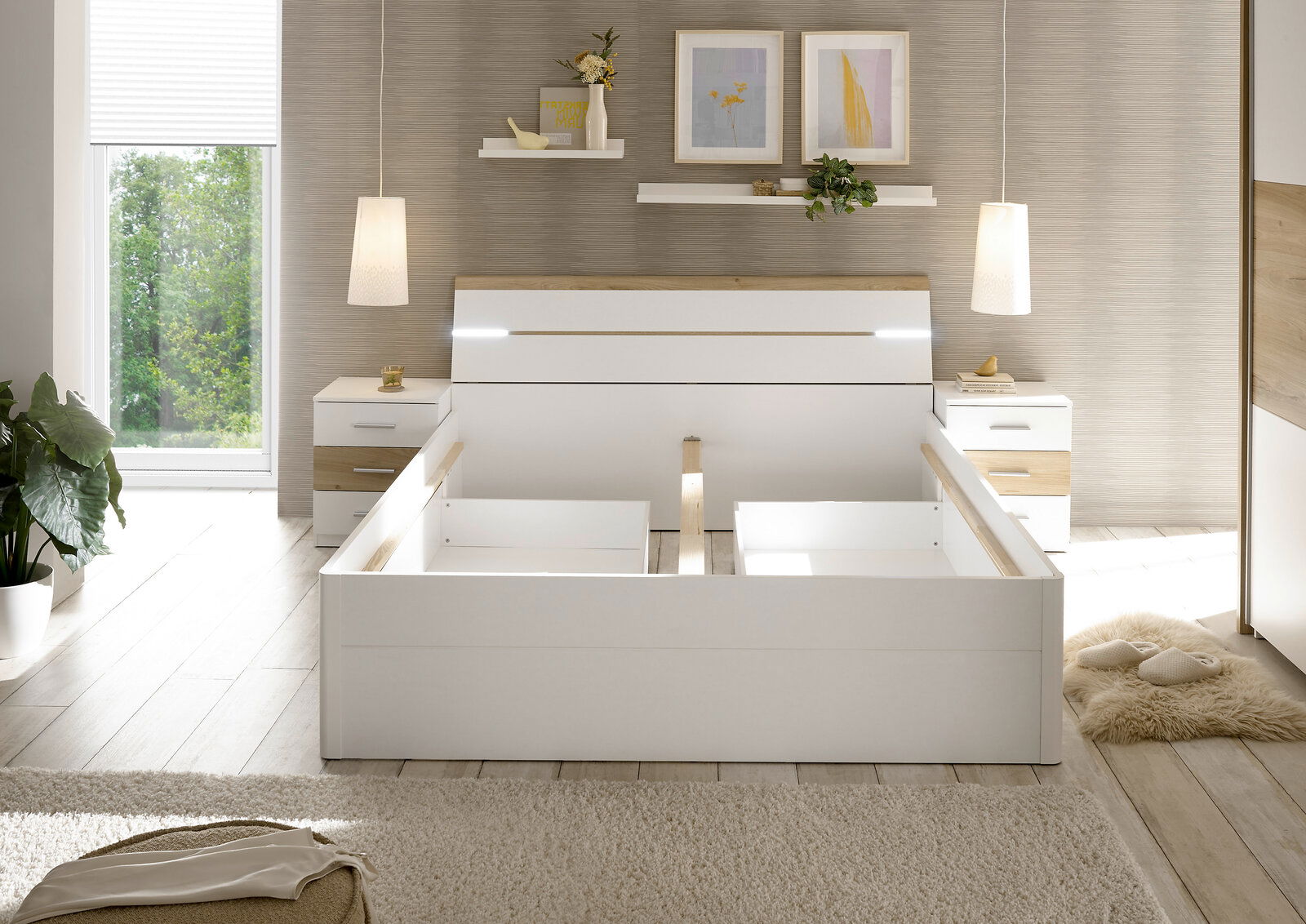 Modernes Schlafzimmer mit weißem Bettgestell in Frontalansicht, flankiert von zwei Nachttischen und dekorativen Elementen.