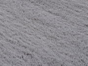 Nahaufnahme eines grauen Fellteppichs mit weicher Textur