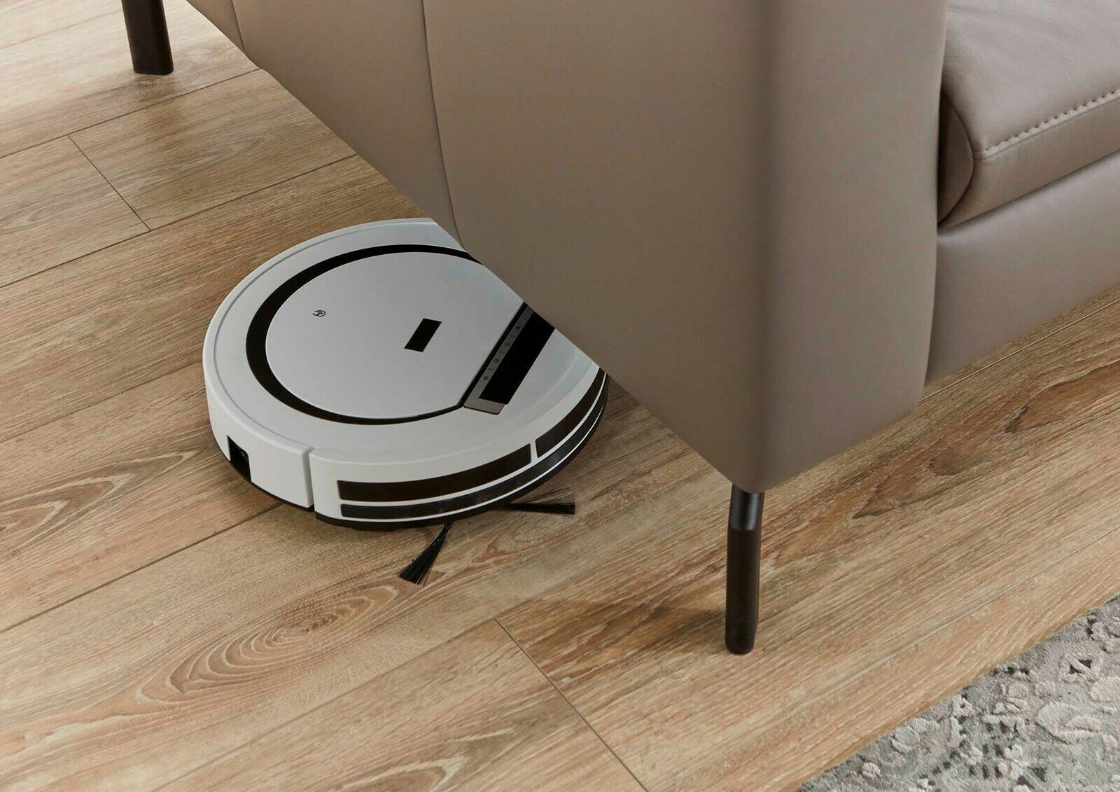 Saugroboter reinigt den Boden unter einem Sofa aus der Seitenperspektive