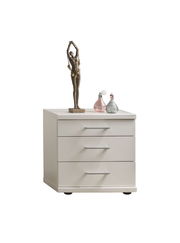 Weiße Nachtkonsole mit drei Schubladen, dekoriert mit einer Skulptur und zwei Parfümflaschen, frontal betrachtet.