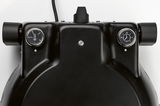 Ansicht von oben auf einen schwarzen Pizza Maker mit zwei Drehknöpfen für Temperatur und Timer.