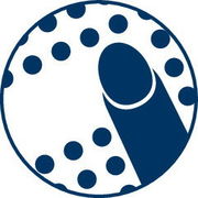 Nahaufnahme eines Duschkopfs mit Wassersparfunktion, dargestellt durch ein Symbol mit einem Finger, der auf die Düsen zeigt.