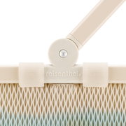 Detailfoto van bovenaf van het beige handvat en het scharniergedeelte van een reisenthel-boodschappenmand met gaas en klittenbandlipjes