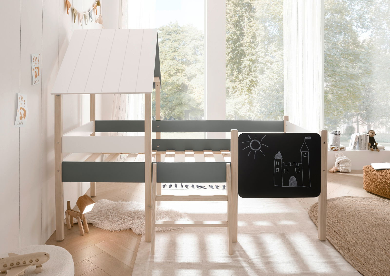 Hausbett aus Holz mit Dach und Tafel an der Seite, seitliche Perspektive