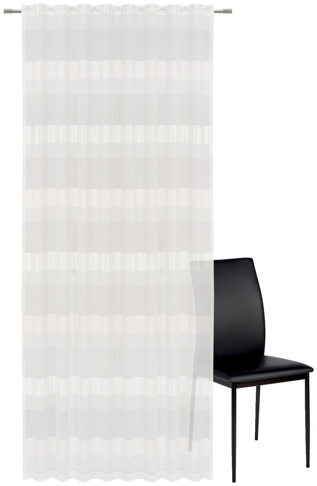 Weißer Fertigvorhang 135x245cm, halbtransparent, mit einem schwarzen Stuhl im Hintergrund, frontal betrachtet.