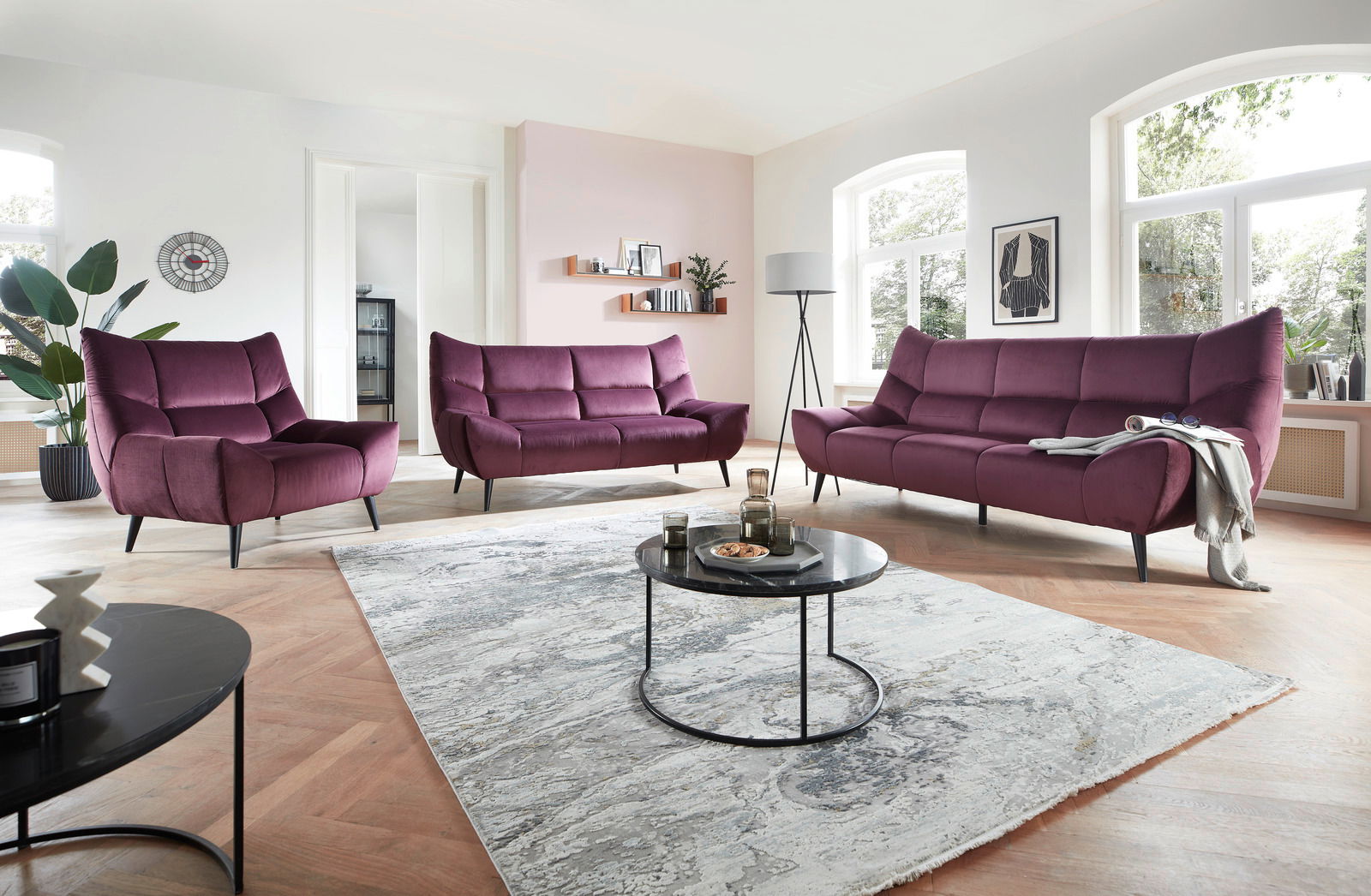 Stylife Sessel MELISSA Wohnzimmer mit moderner Polstergarnitur in Lila, bestehend aus einem 3er-Sofa, einem 2er-Sofa und einem Sessel, aus der Perspektive von vorne betrachtet.