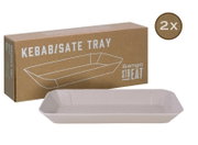 Sango STREAT Kebab/Sate Tray: weißes, gesprenkeltes, rechteckiges Servier-Tablett mit niedrigen Rändern vor brauner Produktverpackung mit Aufdruck „KEBAB/SATE TRAY“ und „2x“, fotografiert in schräger Vorderansicht auf weißem Hintergrund.