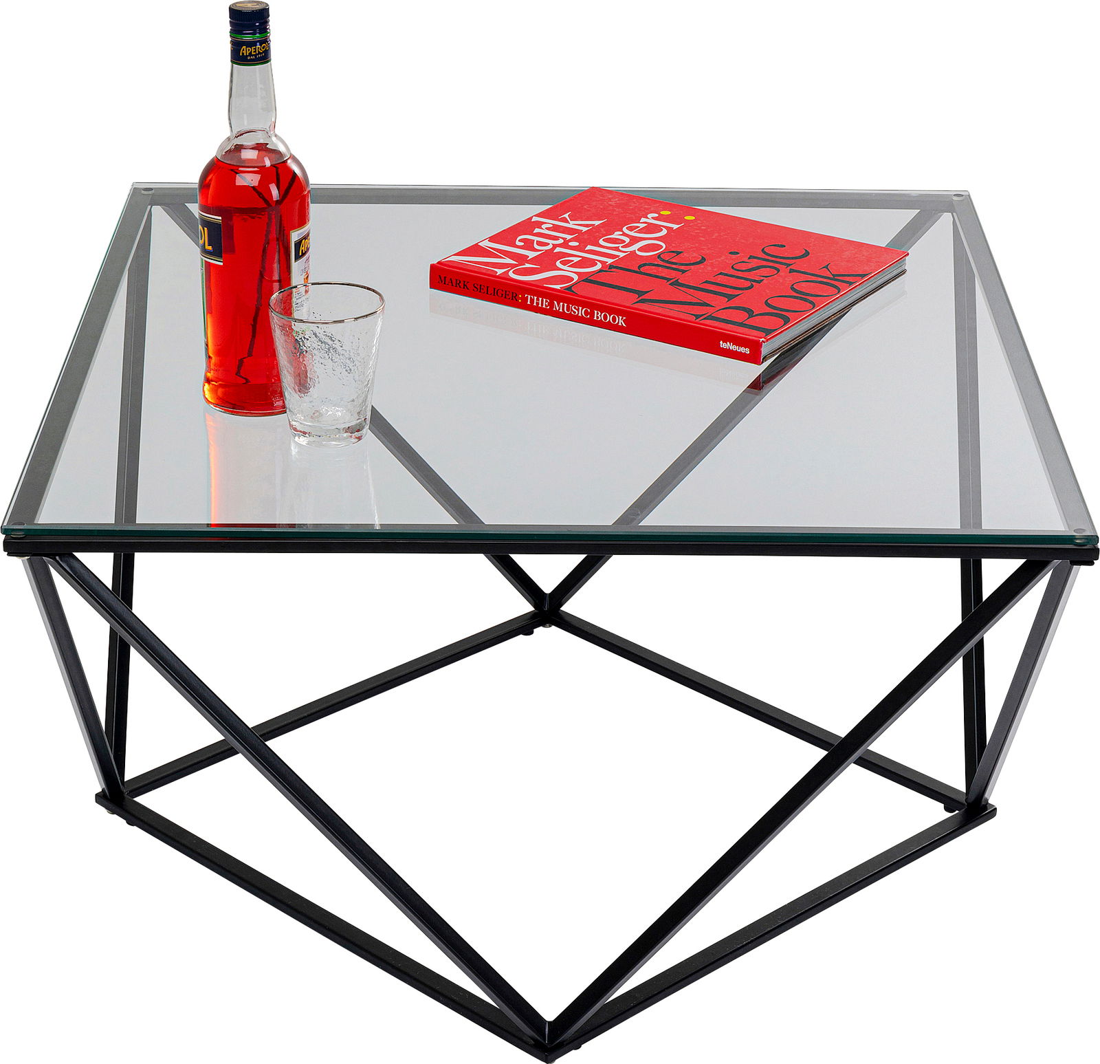 Moderner Beistelltisch mit Glasplatte und geometrischem Metallgestell, von oben fotografiert. Auf dem Tisch stehen eine Flasche, ein Glas und ein Buch.