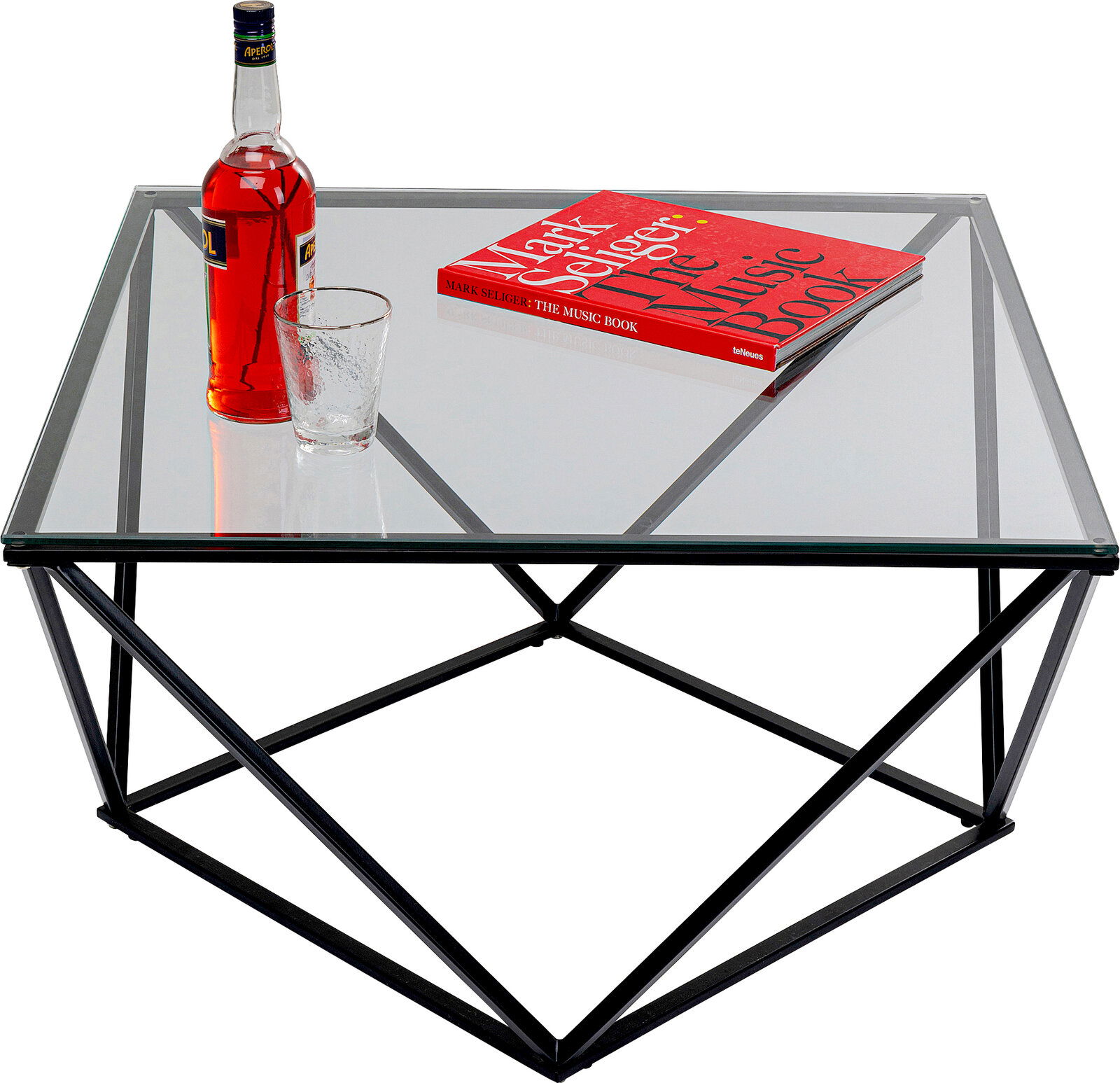 Moderner Beistelltisch mit Glasplatte und geometrischem Metallgestell, von oben fotografiert. Auf dem Tisch stehen eine Flasche, ein Glas und ein Buch.