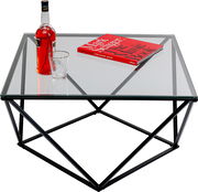 Moderner Beistelltisch mit Glasplatte und geometrischem Metallgestell, von oben fotografiert. Auf dem Tisch stehen eine Flasche, ein Glas und ein Buch.