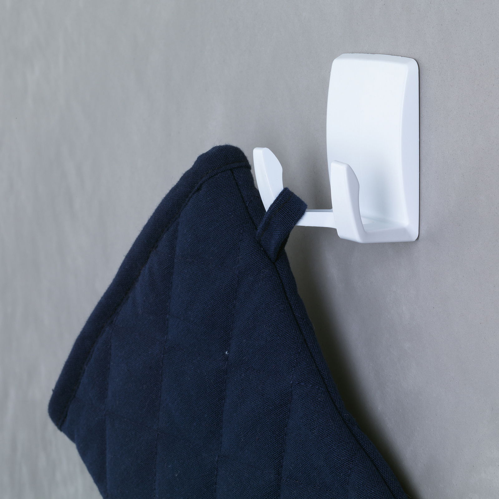 Tesa Powerstrips WATERPROOF Wandhaken mit blauem Handtuch, seitliche Perspektive