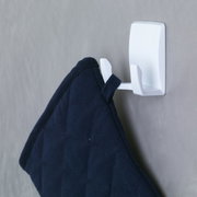 Wandhaken mit blauem Handtuch, seitliche Perspektive