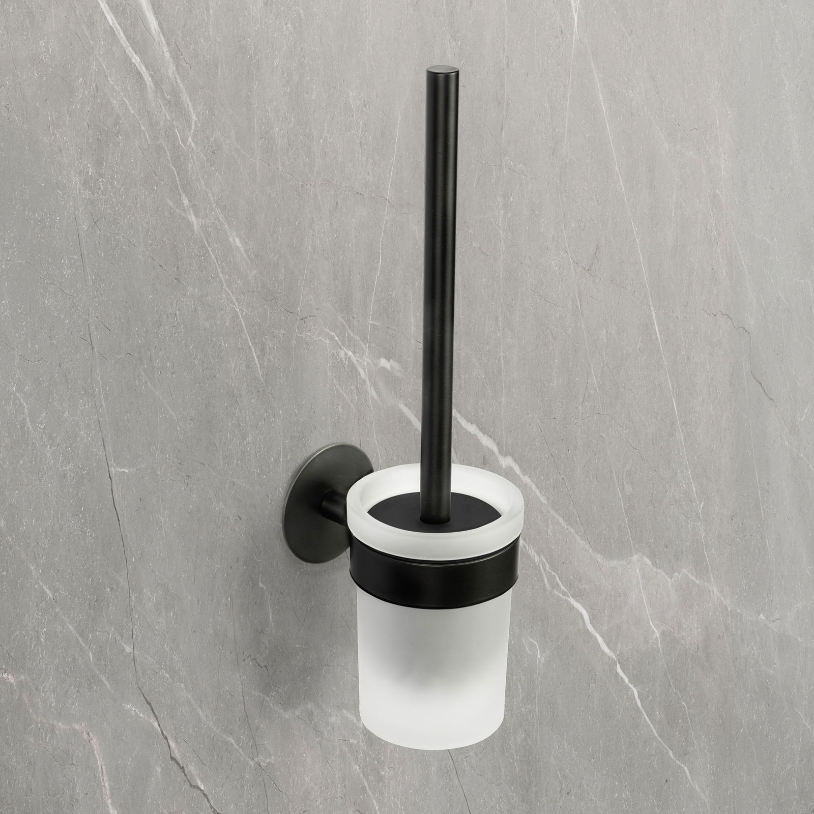 Schwarze WC-Garnitur Meleto, Wandmontage, seitliche Perspektive, auf grauem Hintergrund.