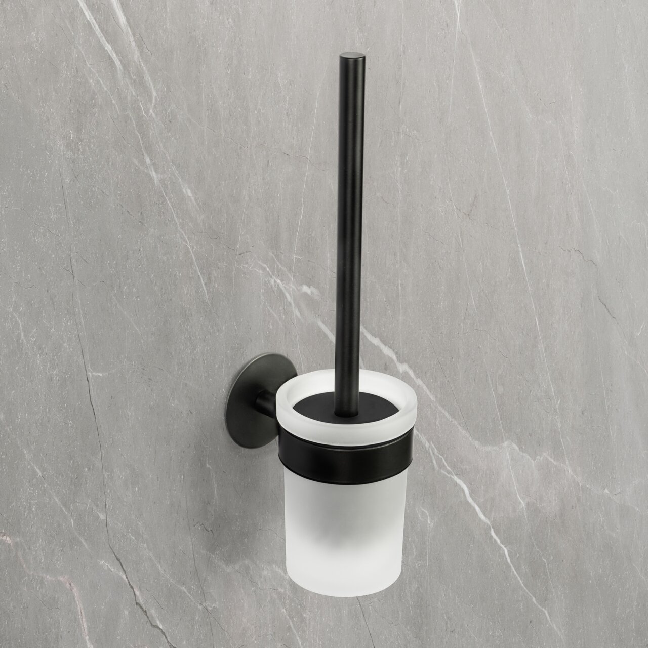 Schwarze WC-Garnitur Meleto, Wandmontage, seitliche Perspektive, auf grauem Hintergrund.