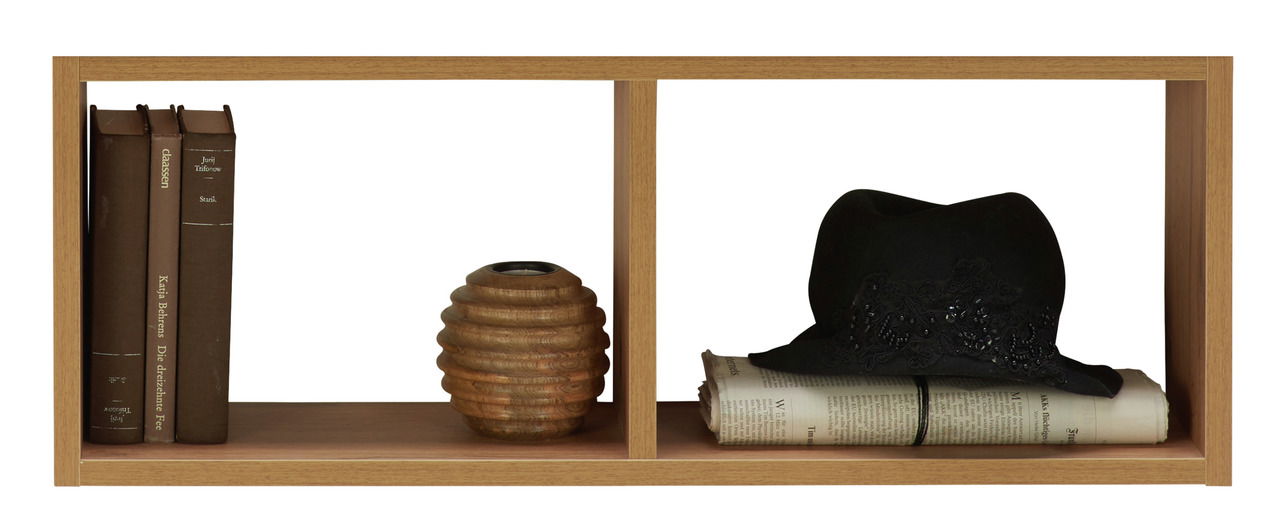 Moderano Hängeregal LECCO PLUS Hängeregal aus Holz mit zwei Fächern, gefüllt mit Büchern, einer Holzvase und einem schwarzen Hut, frontal betrachtet.