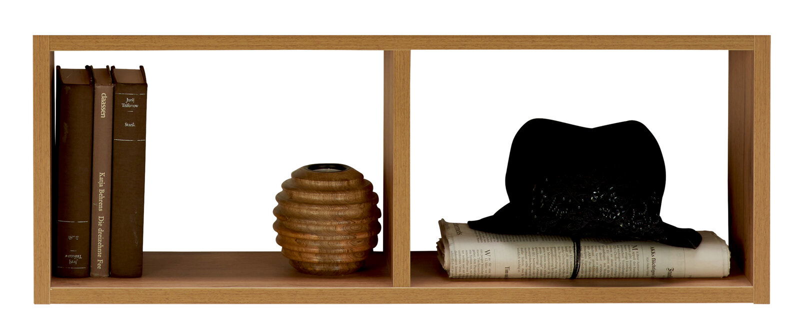 Moderano Hängeregal LECCO PLUS Hängeregal aus Holz mit zwei Fächern, gefüllt mit Büchern, einer Holzvase und einem schwarzen Hut, frontal betrachtet.