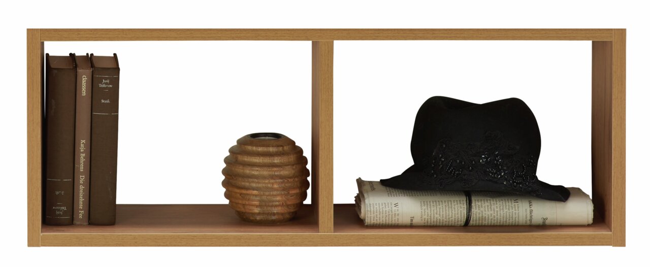 Moderano Hängeregal LECCO PLUS Hängeregal aus Holz mit zwei Fächern, gefüllt mit Büchern, einer Holzvase und einem schwarzen Hut, frontal betrachtet.