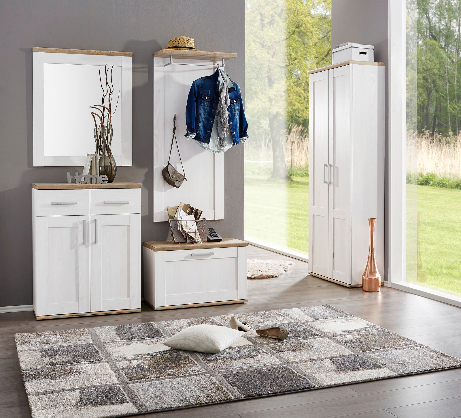 Moderne Garderobeneinrichtung in heller Holzoptik mit Spiegel, Garderobenpaneel, Schuhschrank und hohem Schrank, seitliche Perspektive.