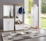 Moderne Garderobeneinrichtung in heller Holzoptik mit Spiegel, Garderobenpaneel, Schuhschrank und hohem Schrank, seitliche Perspektive.