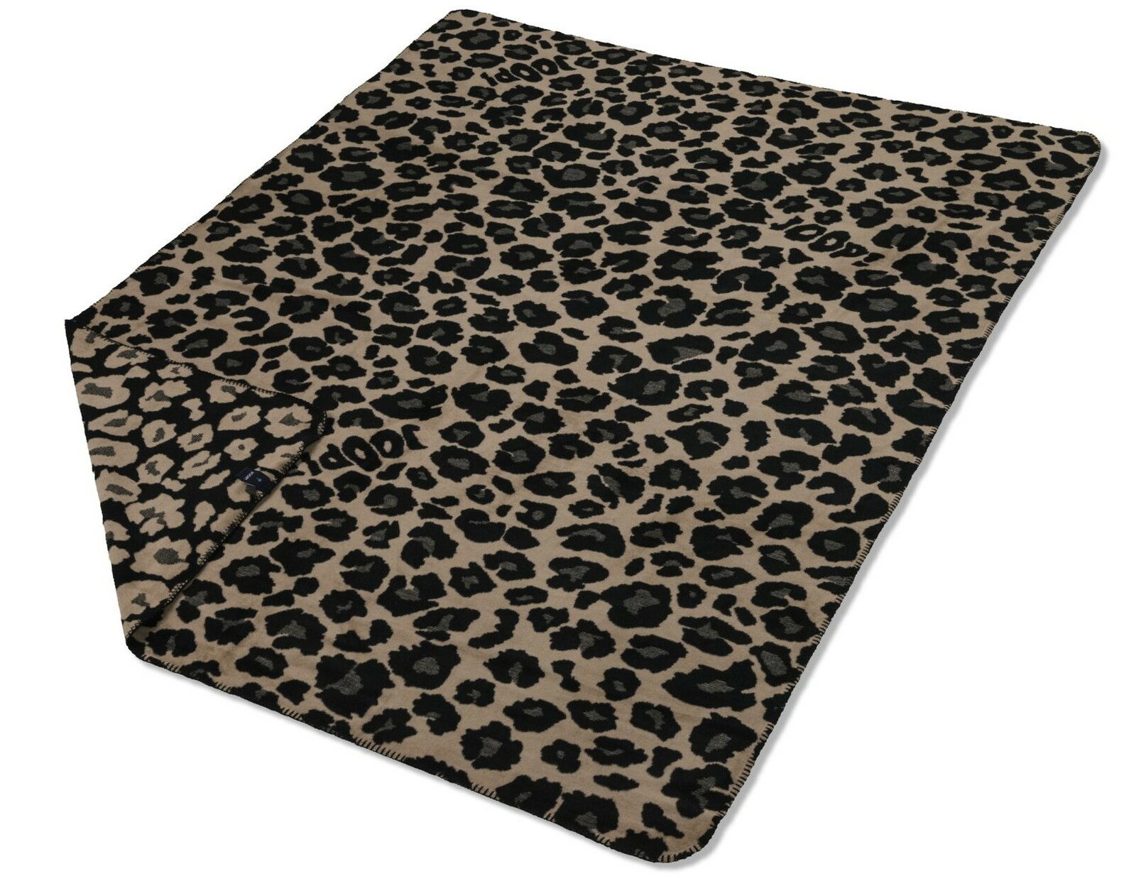 Leopardengemusterte Wohndecke von JOOP! in der Größe 150 x 200 cm, aus einer schrägen Vogelperspektive fotografiert.