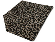 Leopardengemusterte Wohndecke von JOOP! in der Größe 150 x 200 cm, aus einer schrägen Vogelperspektive fotografiert.