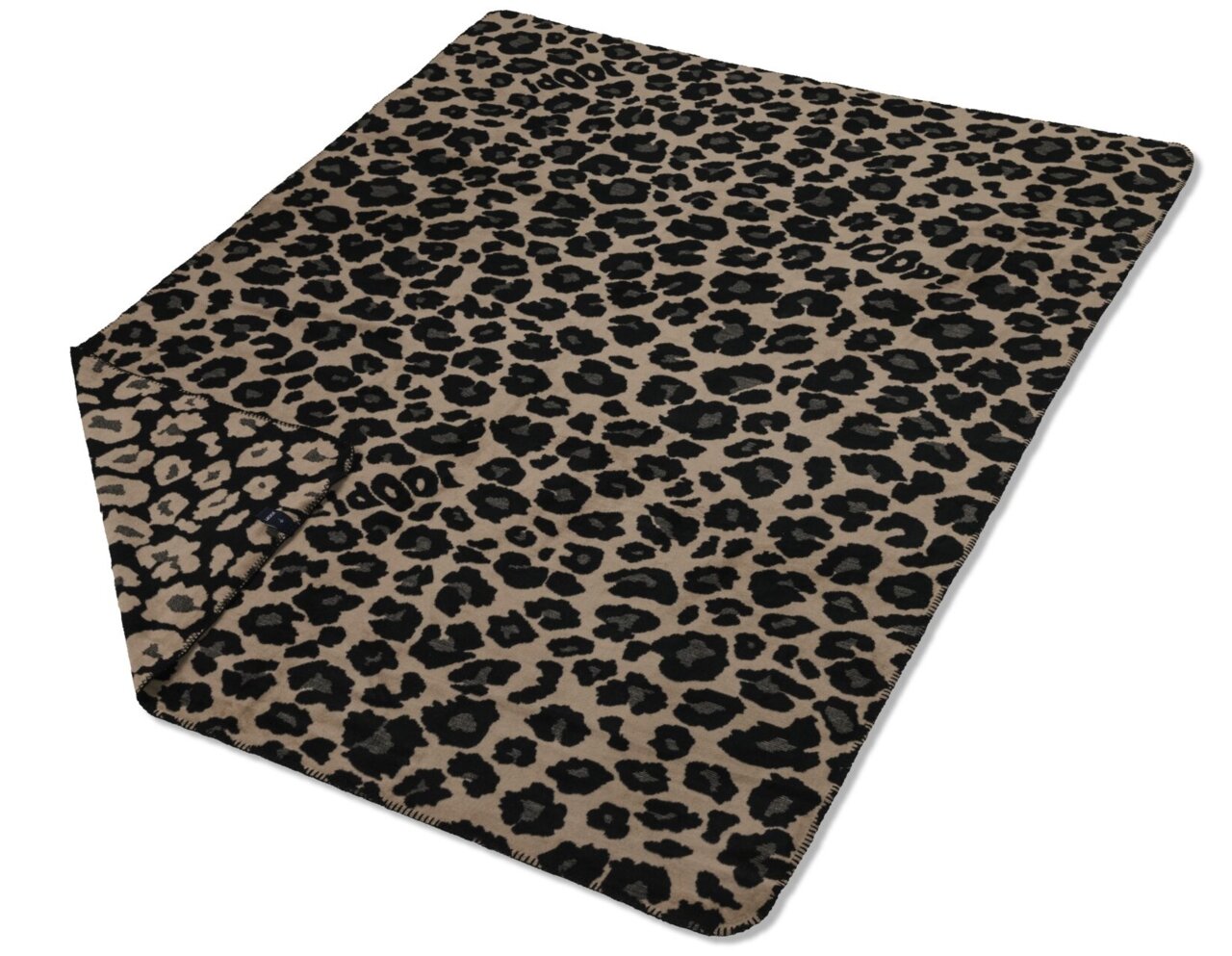 Leopardengemusterte Wohndecke von JOOP! in der Größe 150 x 200 cm, aus einer schrägen Vogelperspektive fotografiert.