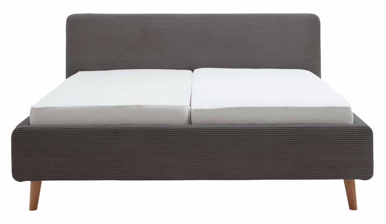 Frontale Ansicht eines grauen Polsterbetts mit Holzfüßen und zwei weißen Matratzen.