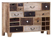 Rustikales Sideboard mit verschiedenen Schubladen und dekorativen Mustern, seitliche Perspektive