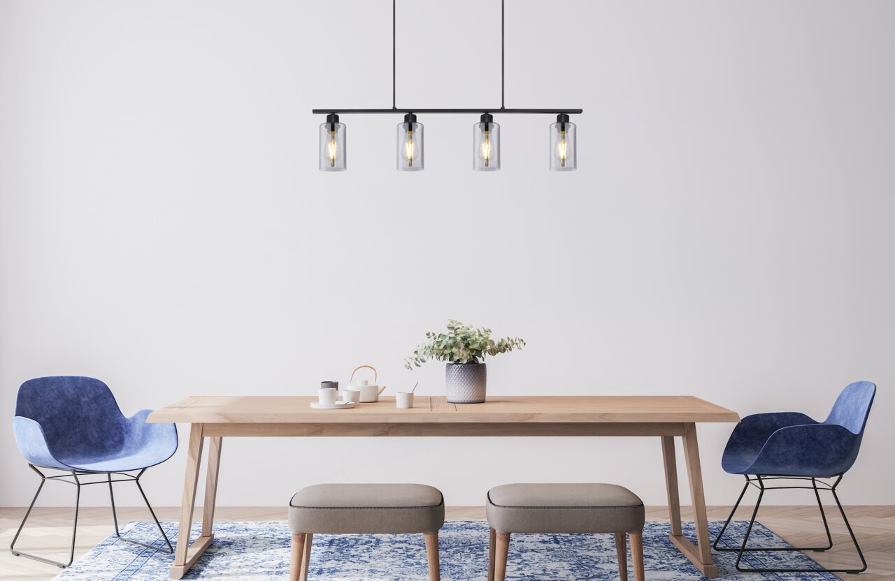 Moderne Hängeleuchte mit vier Glühbirnen in einem Esszimmer, seitliche Perspektive.