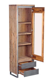 Holzvitrine der Serie BALI mit Glastür und zwei offenen Schubladen, seitliche Perspektive