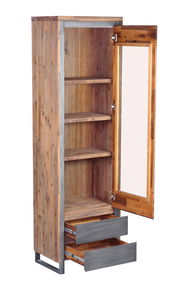 Holzvitrine der Serie BALI mit Glastür und zwei offenen Schubladen, seitliche Perspektive