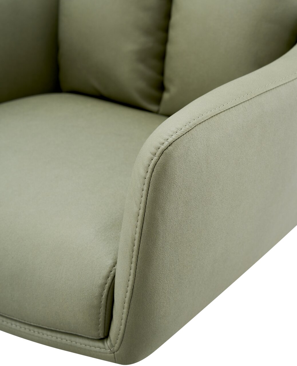 Nahaufnahme eines grünen Armlehnstuhls aus Stoff, Fokus auf die Armlehne und Sitzfläche, seitliche Perspektive