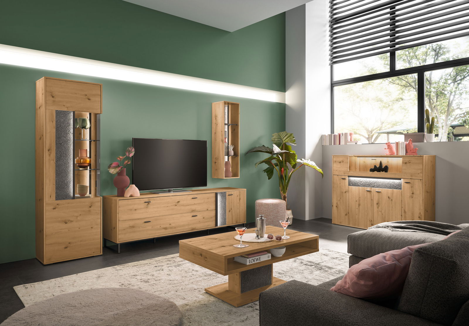 Set one by Musterring Hängeragal DELTONA Wohnzimmer mit modernen Holzmöbeln, darunter ein TV-Schrank, ein Couchtisch und ein Sideboard, aus der Perspektive von vorne betrachtet.