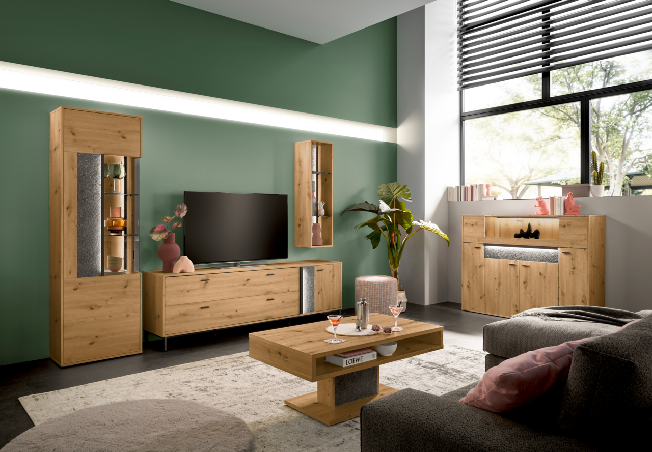 Set one by Musterring Hängeragal DELTONA Wohnzimmer mit modernen Holzmöbeln, darunter ein TV-Schrank, ein Couchtisch und ein Sideboard, aus der Perspektive von vorne betrachtet.