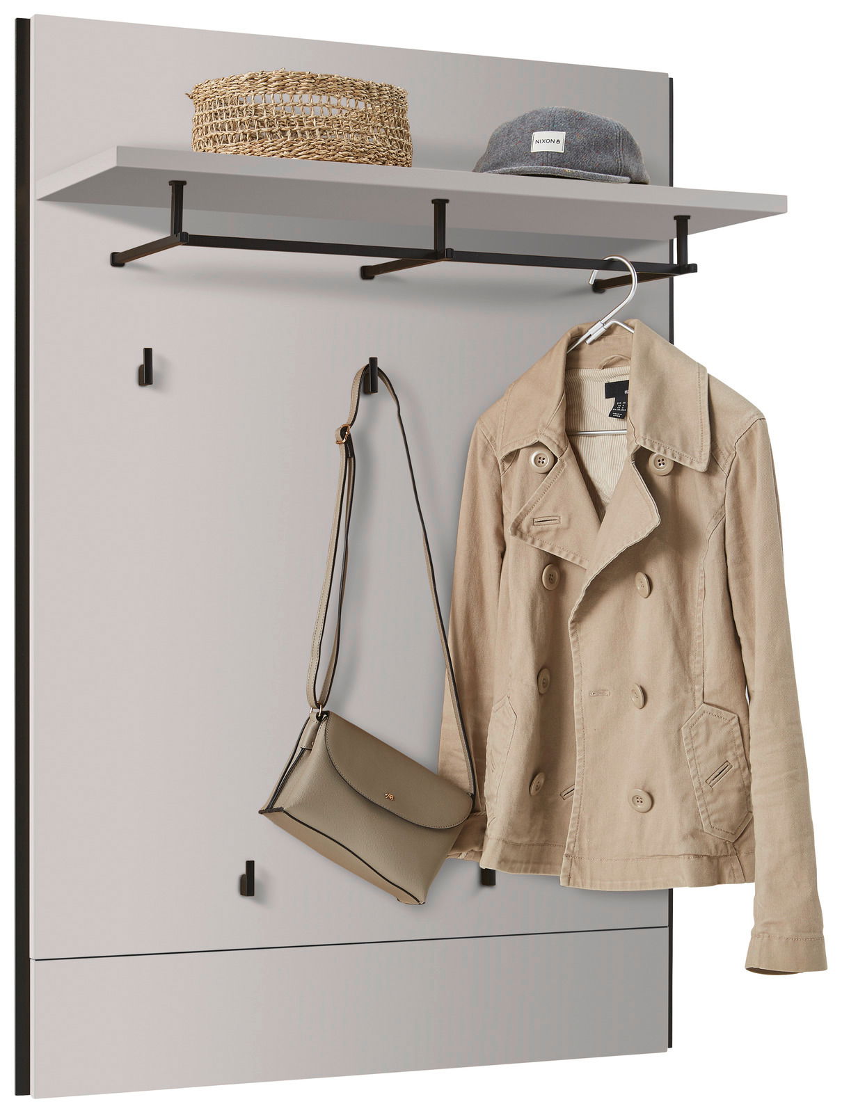 Garderoben-Set mit Haken, Ablage und Kleiderstange, frontal abgebildet. Beigefarbene Jacke und Tasche hängen an den Haken, oben ein Korb und eine Mütze auf der Ablage.