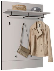 Garderoben-Set mit Haken, Ablage und Kleiderstange, frontal abgebildet. Beigefarbene Jacke und Tasche hängen an den Haken, oben ein Korb und eine Mütze auf der Ablage.