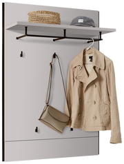 Garderoben-Set mit Haken, Ablage und Kleiderstange, frontal abgebildet. Beigefarbene Jacke und Tasche hängen an den Haken, oben ein Korb und eine Mütze auf der Ablage.