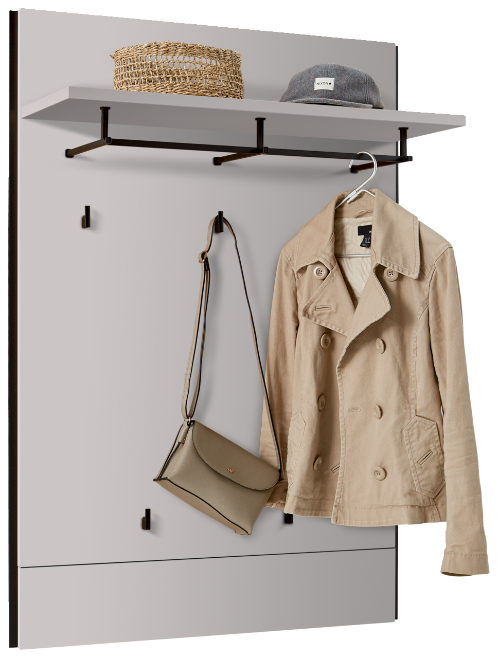 Garderoben-Set mit Haken, Ablage und Kleiderstange, frontal abgebildet. Beigefarbene Jacke und Tasche hängen an den Haken, oben ein Korb und eine Mütze auf der Ablage.