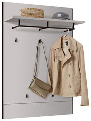 Garderoben-Set mit Haken, Ablage und Kleiderstange, frontal abgebildet. Beigefarbene Jacke und Tasche hängen an den Haken, oben ein Korb und eine Mütze auf der Ablage.