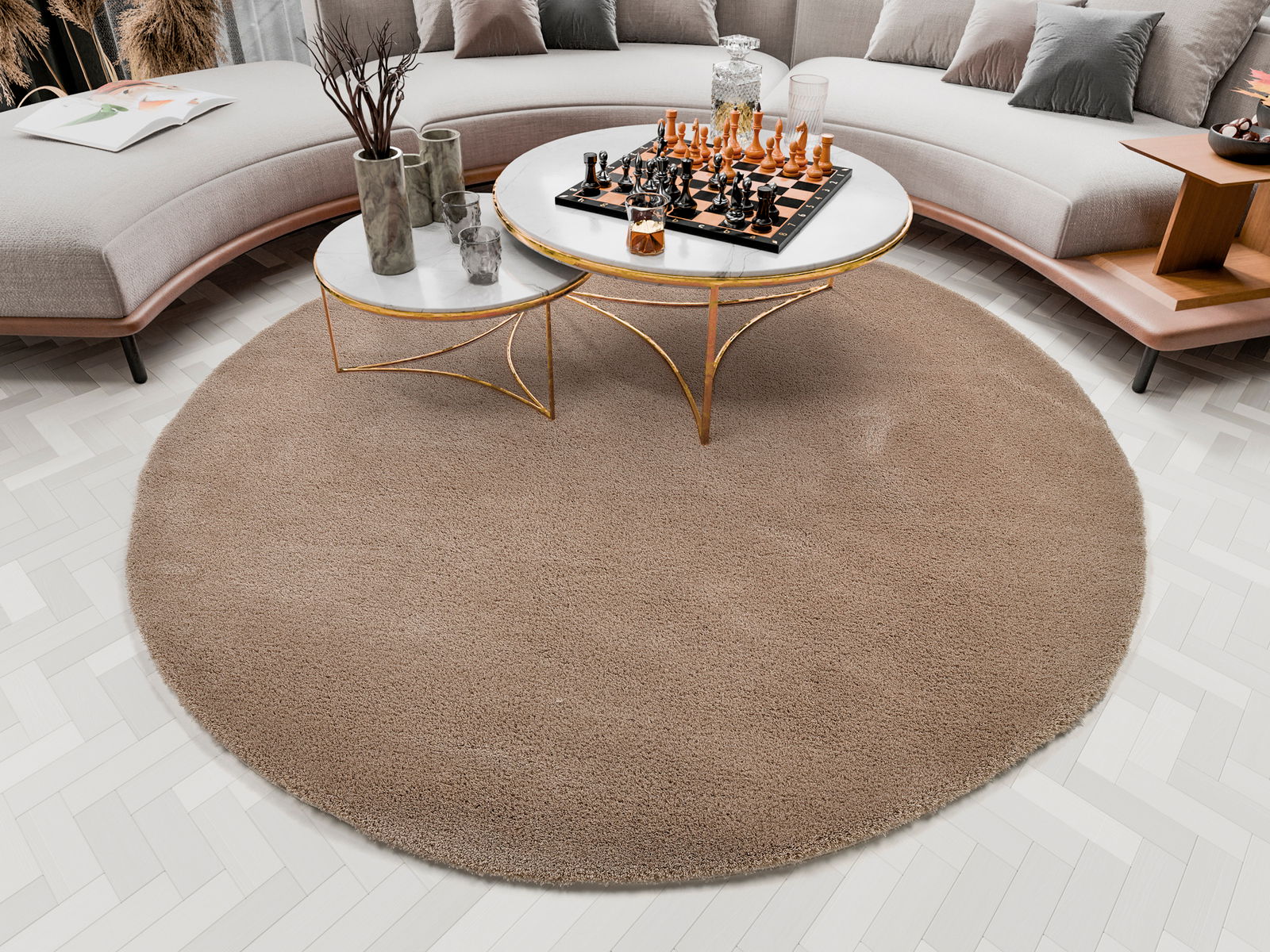 Runder, beiger Teppich Soft Dream mit einem Durchmesser von ca. 150 cm, platziert in einem modernen Wohnzimmer mit einem eleganten Couchtisch und einem Schachbrett, aus der Vogelperspektive betrachtet.
