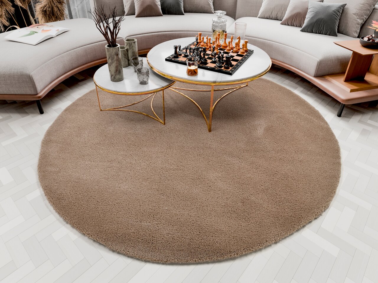 Runder, beiger Teppich Soft Dream mit einem Durchmesser von ca. 150 cm, platziert in einem modernen Wohnzimmer mit einem eleganten Couchtisch und einem Schachbrett, aus der Vogelperspektive betrachtet.