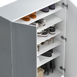 Schuhschrank mit geöffneter Tür, seitliche Perspektive, zeigt mehrere Regalböden mit verschiedenen Schuhen.