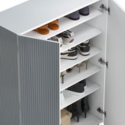 Schuhschrank mit geöffneter Tür, seitliche Perspektive, zeigt mehrere Regalböden mit verschiedenen Schuhen.