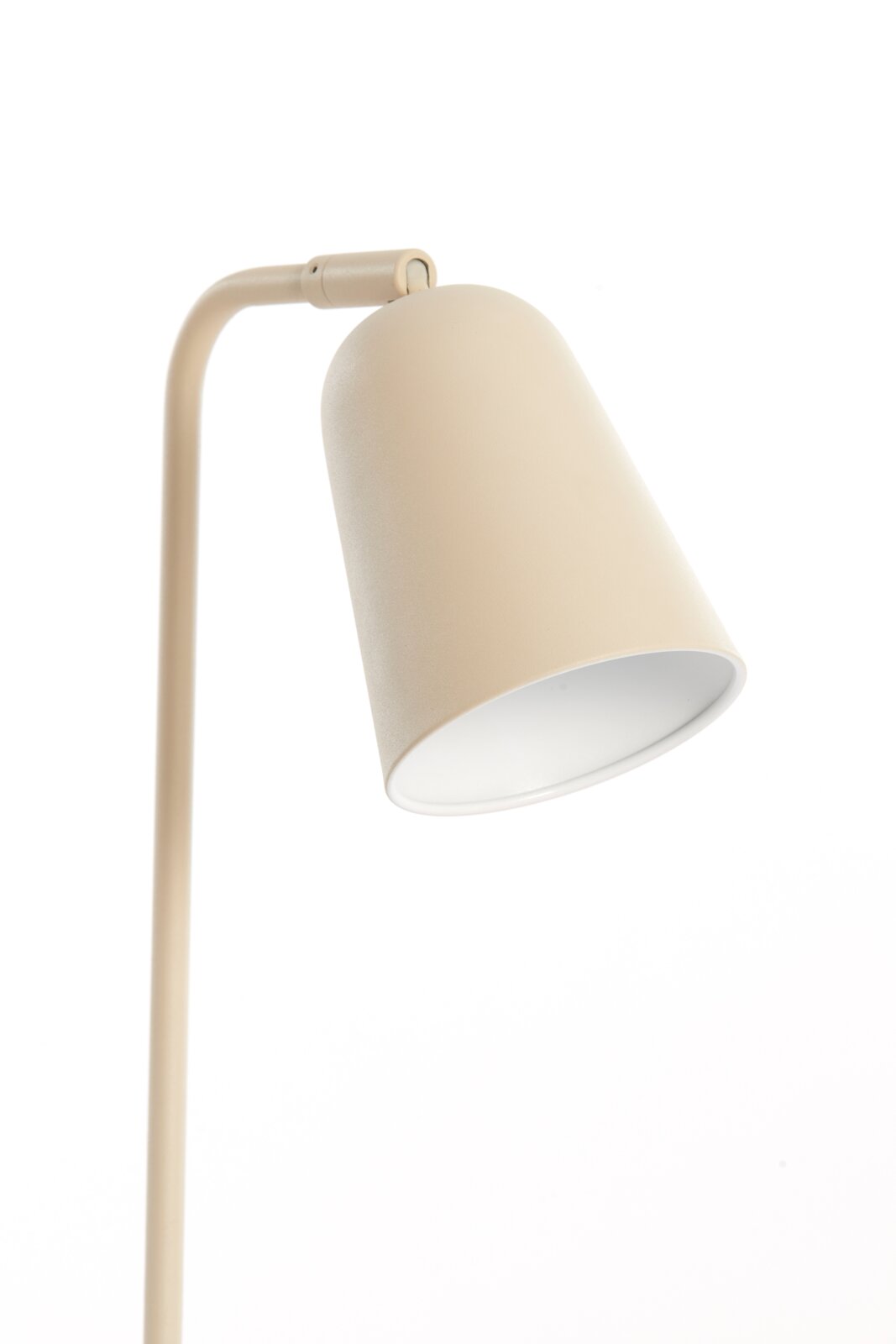 Close-up vanuit licht zijwaarts kikvorsperspectief van een moderne beige metalen lamp met gebogen arm en verstelbare, kegelvormige kap tegen een witte achtergrond