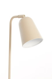 Close-up vanuit licht zijwaarts kikvorsperspectief van een moderne beige metalen lamp met gebogen arm en verstelbare, kegelvormige kap tegen een witte achtergrond