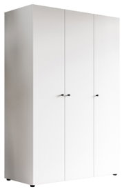 Weißer dreitüriger Kleiderschrank mit schwarzen Griffen, freistehend, in leicht schräger Frontansicht von links vor weißem Hintergrund